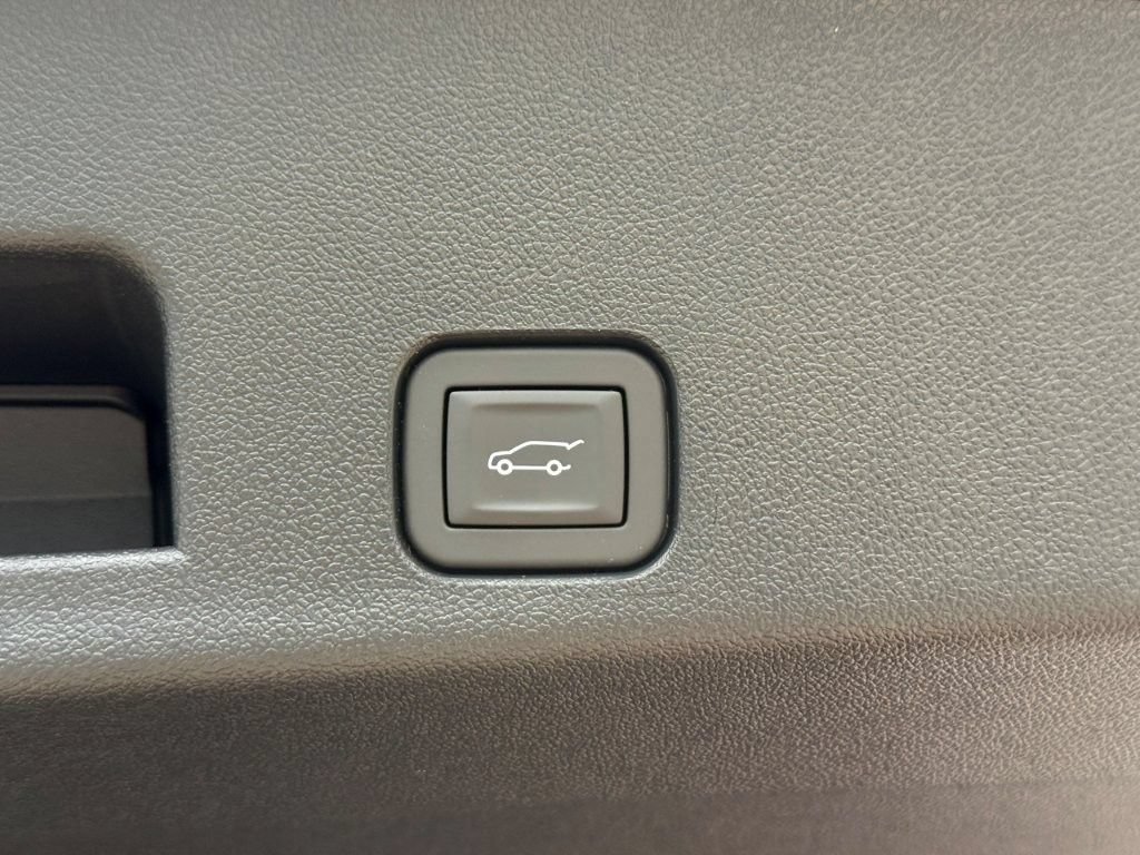 New 2026 Chevrolet Traverse LT w/ Sun and Wheel Package FWD image 18