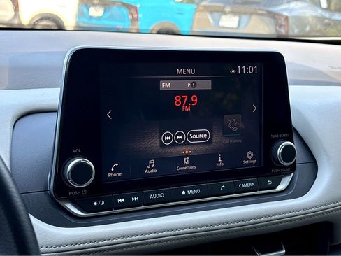 Certified 2025 Nissan Rogue SV FWD image 31