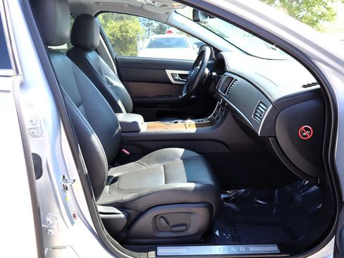 Used 2012 Jaguar XF image 18