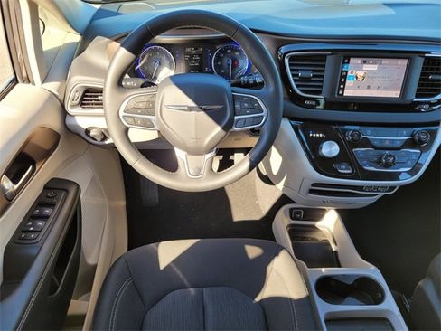 Used 2023 Chrysler Voyager LX image 13