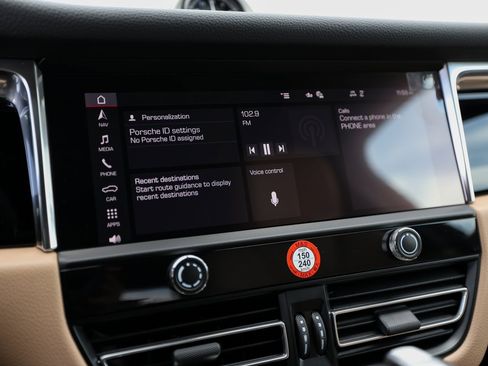 Certified 2025 Porsche Macan image 18