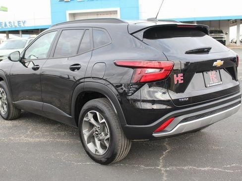 Used 2025 Chevrolet Trax LT w/ LT Convenience Package image 6