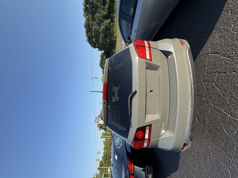 Used 2019 Dodge Journey SE FWD image 4