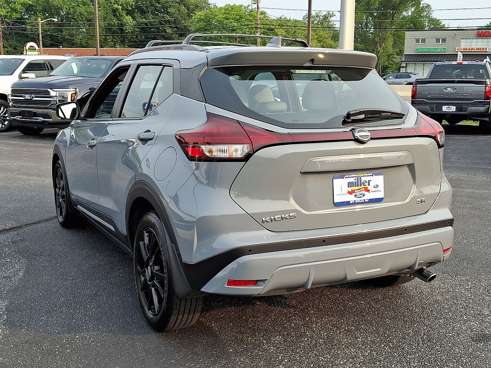 Used 2023 Nissan Kicks SR w/ SR Premium Package FWD image 4