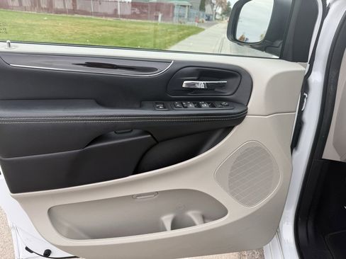 Used 2016 Dodge Grand Caravan SE image 42