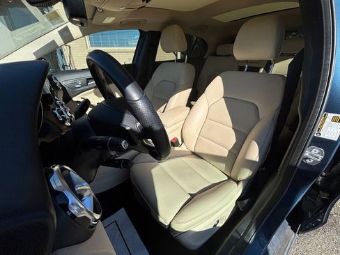 Used 2019 Mercedes-Benz GLA 250 4MATIC w/ Premium Package image 11