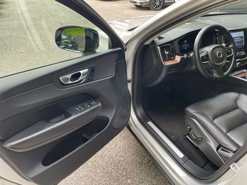 Certified 2023 Volvo XC60 B5 Plus AWD/4WD image 11