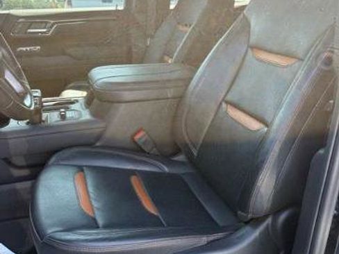 Used 2025 GMC Sierra 1500 AT4 w/ Technology Package AWD/4WD image 9