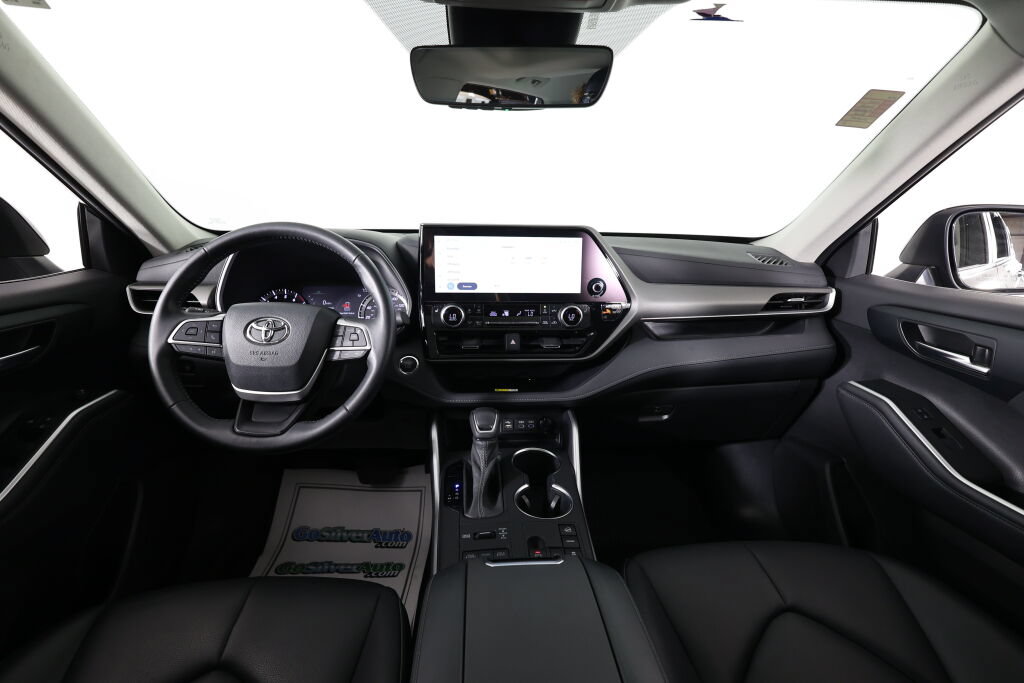 Used 2023 Toyota Highlander XLE AWD/4WD image 29