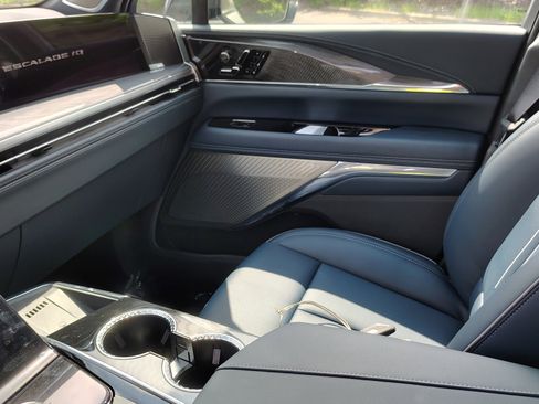 New 2025 Cadillac Escalade IQ Luxury 2 image 29