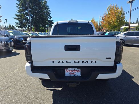 Used 2018 Toyota Tacoma TRD Sport RWD image 6