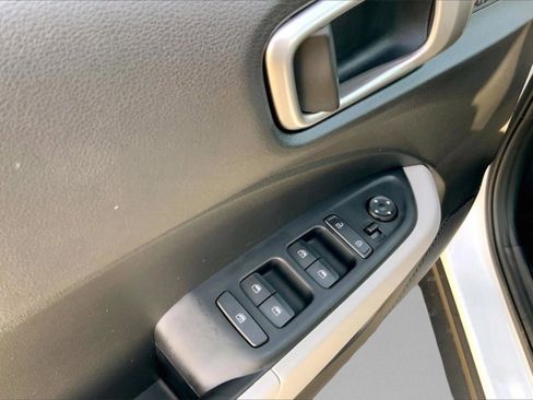 New 2025 Hyundai Venue SEL image 17