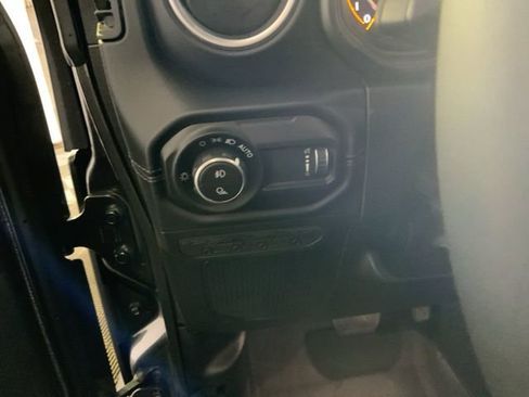 Used 2025 Jeep Gladiator Sport AWD/4WD image 16