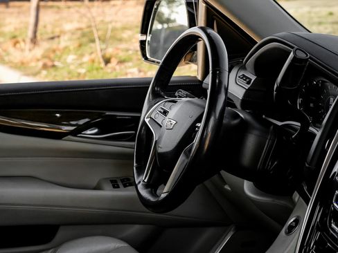 Used 2019 Cadillac Escalade ESV Premium Luxury image 15