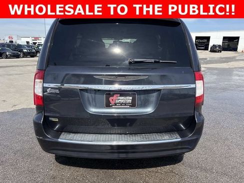 Used 2014 Chrysler Town & Country Touring image 4