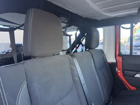 Used 2015 Jeep Wrangler Unlimited Rubicon w/ Connectivity Group image 18