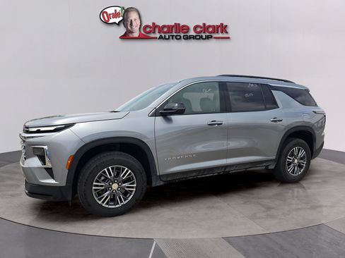 Used 2025 Chevrolet Traverse LT FWD image 2