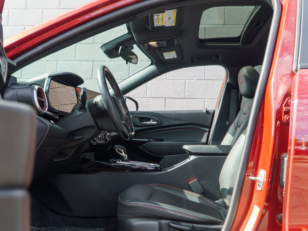 Used 2025 Chevrolet Trax RS w/ Sunroof Package FWD image 17