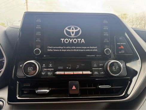 Used 2022 Toyota Highlander XLE AWD/4WD image 22