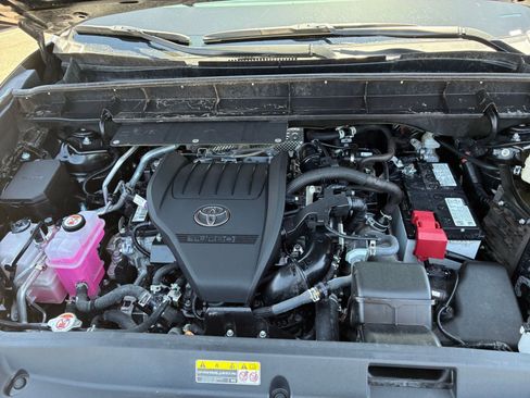 Used 2025 Toyota Highlander LE FWD image 34