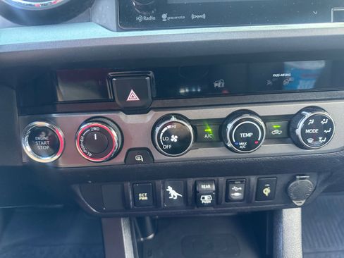 Used 2018 Toyota Tacoma TRD Sport AWD/4WD image 12
