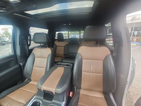 Used 2023 Chevrolet Silverado 1500 High Country w/ High Country Premium Package AWD/4WD image 13