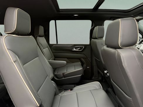 Used 2024 GMC Yukon XL SLT w/ SLT Premium Package AWD/4WD image 12