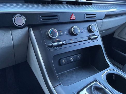 Used 2024 Kia Carnival LX FWD image 29