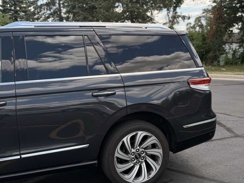 Used 2023 Lincoln Navigator Reserve AWD/4WD image 5