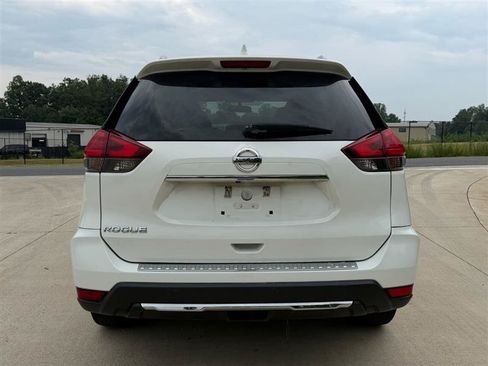 Used 2017 Nissan Rogue SV FWD image 3