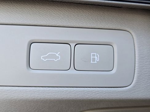 Certified 2025 Volvo XC90 T8 Plus w/ Protection Package Premier image 31