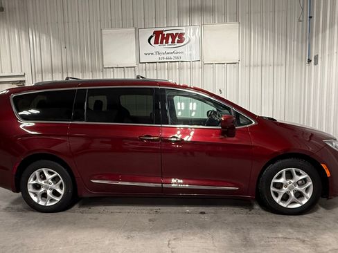 Used 2017 Chrysler Pacifica Touring-L Plus FWD image 2