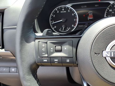 Used 2024 Nissan Pathfinder SL AWD/4WD image 18