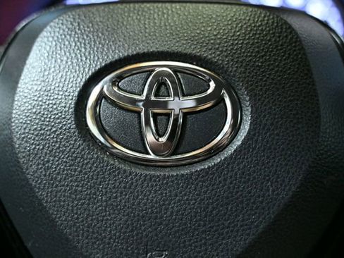 Used 2022 Toyota RAV4 LE image 32