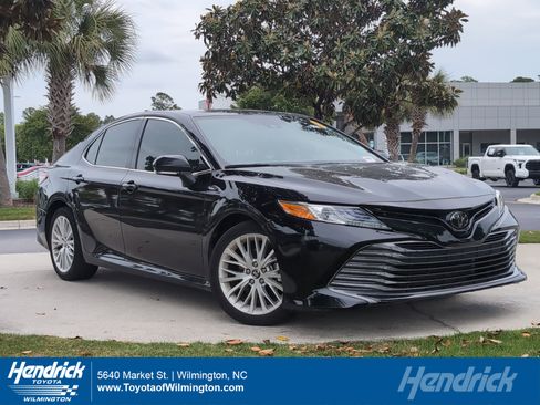 Used 2020 Toyota Camry XLE FWD image 1