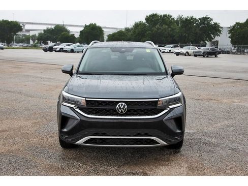 Used 2023 Volkswagen Taos SE w/ Panoramic Sunroof Package FWD image 2