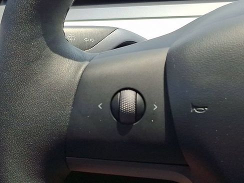 Used 2023 Tesla Model Y Long Range AWD/4WD image 23