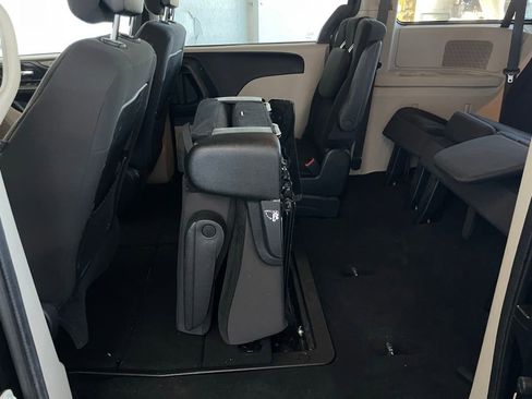 Used 2018 Dodge Grand Caravan SE w/ UConnect Hands-Free Group image 19
