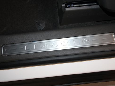 Used 2025 Lincoln Nautilus Premier image 7