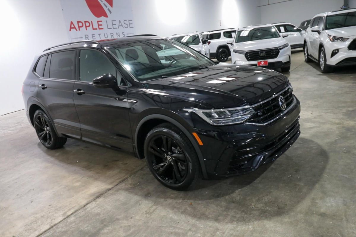 Used 2023 Volkswagen Tiguan SE R-Line FWD image 3