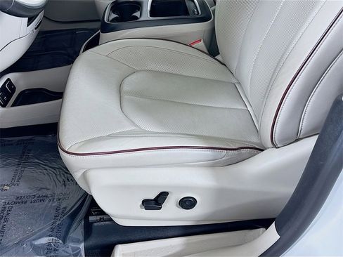 Used 2020 Chrysler Pacifica Limited image 19