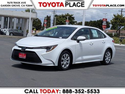 Used 2025 Toyota Corolla LE FWD image 1