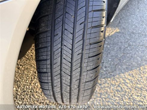 Used 2004 Toyota Avalon XLS image 19