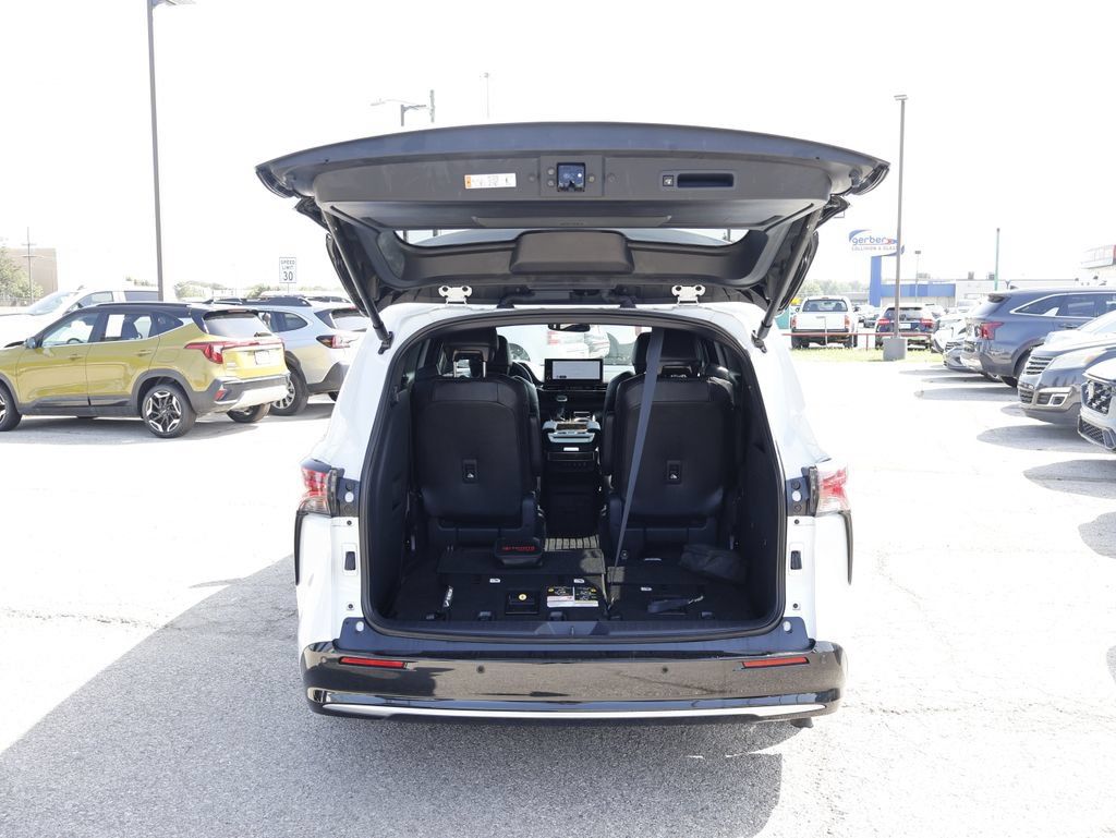Used 2025 Toyota Sienna Platinum AWD/4WD image 7