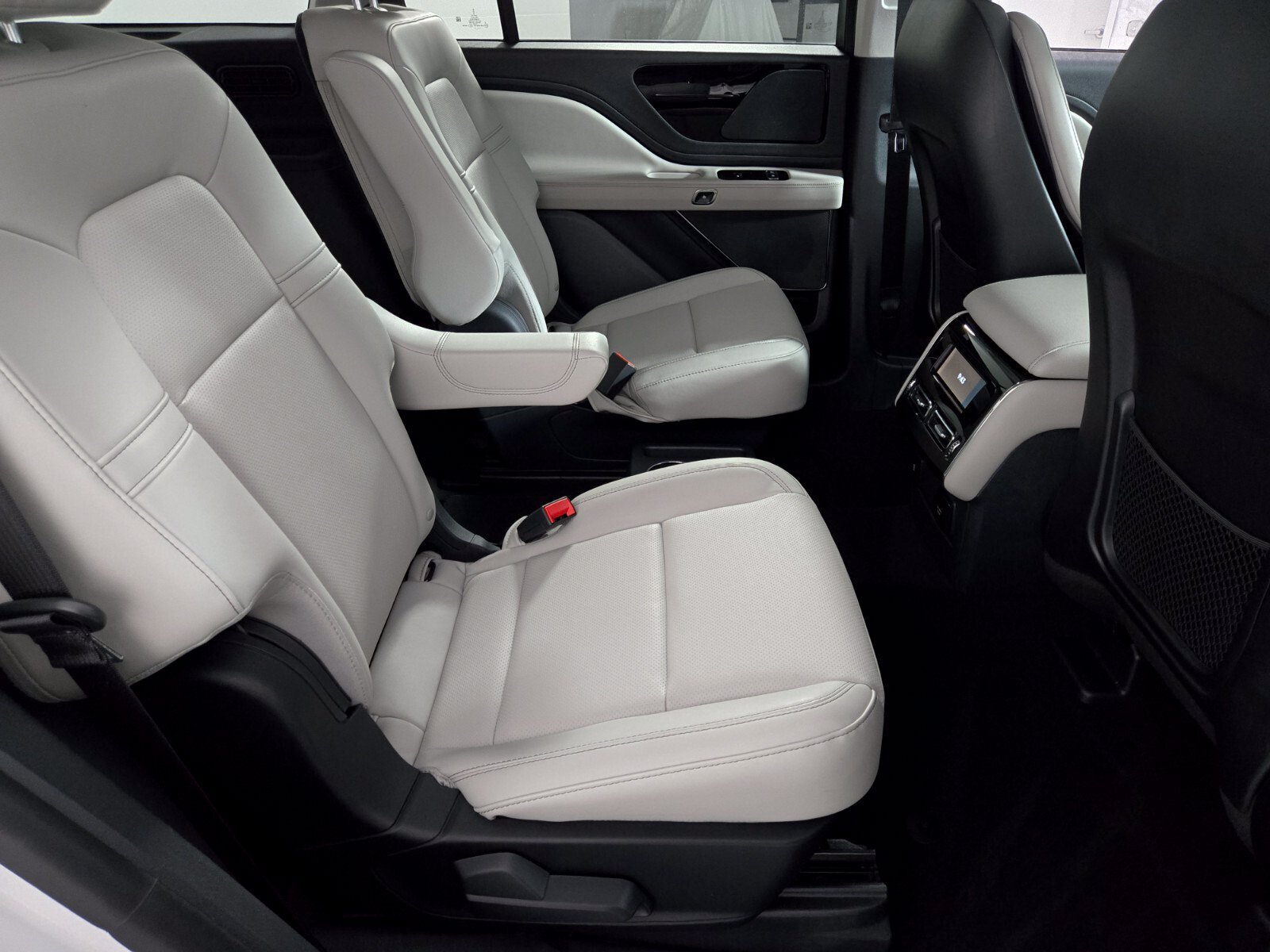 New 2026 Lincoln Aviator AWD w/ Jet Appearance Package image 19