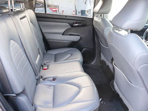 Used 2022 Toyota Highlander XLE FWD image 20