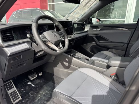 New 2026 Volkswagen Tiguan SE R-Line FWD image 11