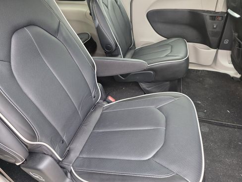 Used 2022 Chrysler Pacifica Limited w/ Uconnect Theater Family Group image 26