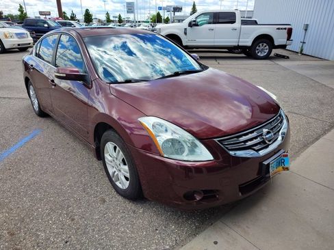 Used 2010 Nissan Altima 2.5 SL w/ Technology Pkg FWD image 3