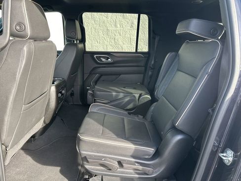 Used 2023 Chevrolet Suburban Premier image 8